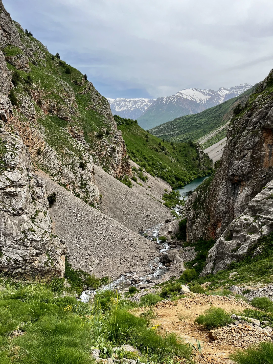 Экскурсия не идеальна, но в целом не пожалели, что съездили. Озера в солнечную погоду выглядят очень