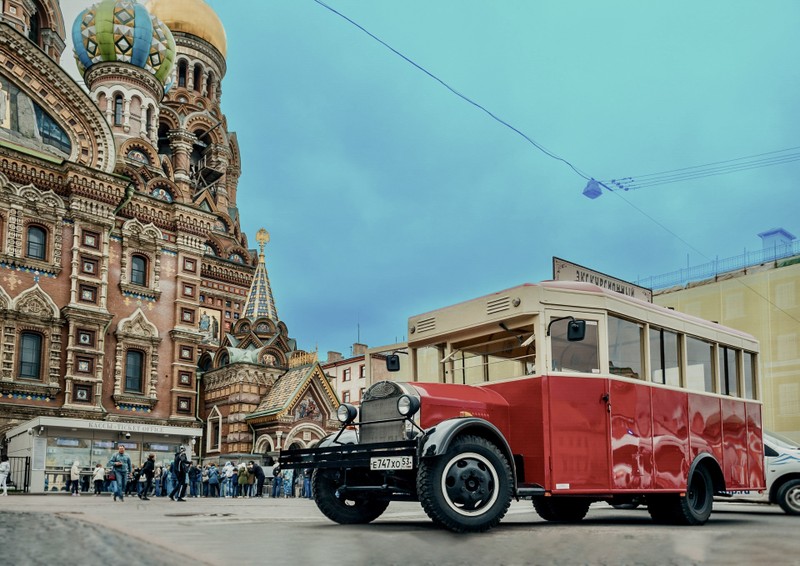 На ретроавтобусе - по центру Петербурга