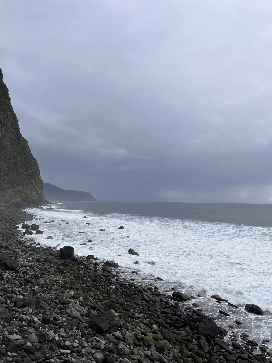 Мы увидели красивейшие пляжи, водопады, красоты Мадейры, старые дороги, купались в лавовых бассейнах, кушали вкусную еду.