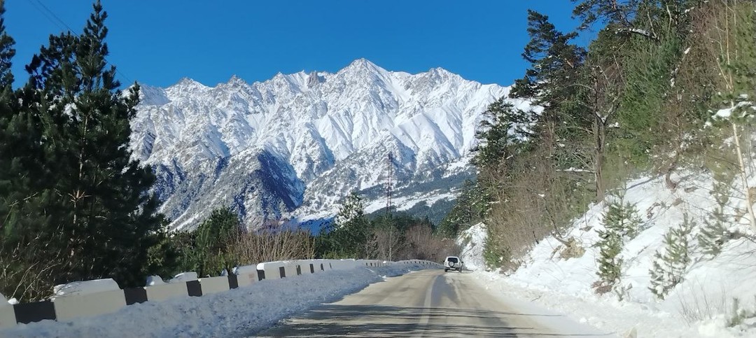Поездка состоялась 3 января. Мы попали в волшебную заснеженную сказку. В Осетии невероятно красивая природа!!! Гид