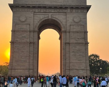 Прибытие в Дели и экскурсия по столице: Ворота Индии, храм Лакшми Нараян и Бангла Сахиб