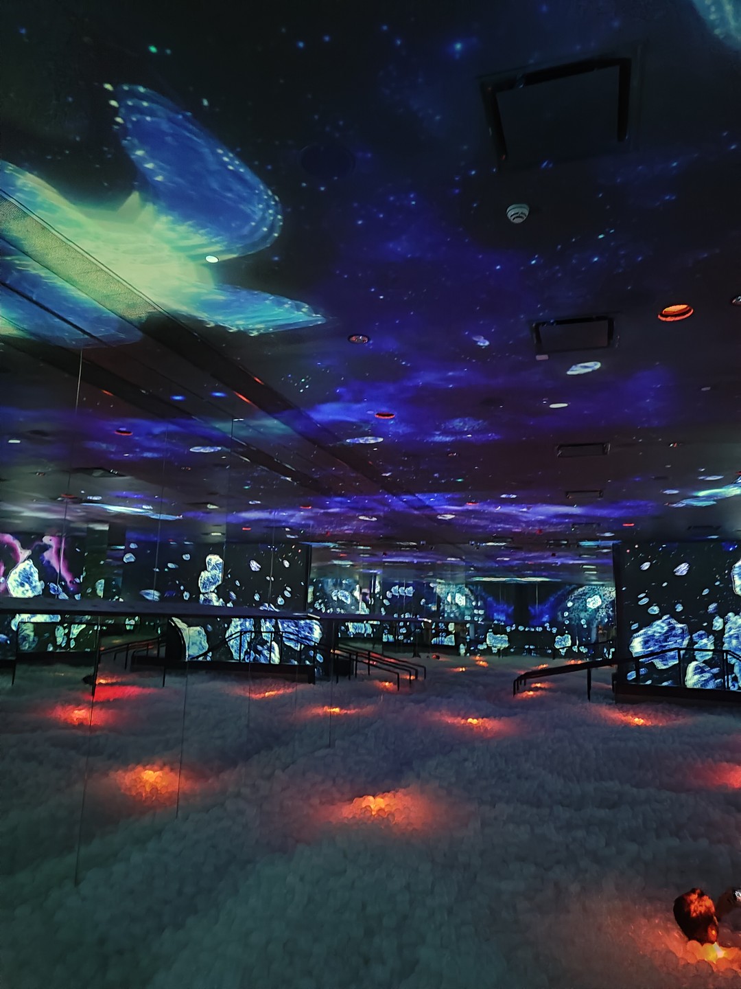 Все прошло отлично, билеты отправили в электронном виде. Сама локация суперфотогеничная и атмосферная, местами я чувствовала