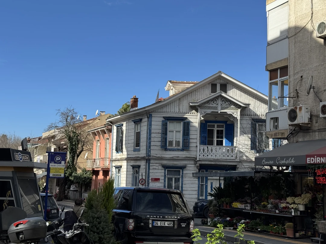 Очень приятный приморский район вдалеке от туристических толп, довольно компактный. Рекомендую, особенно в хорошую погоду. И