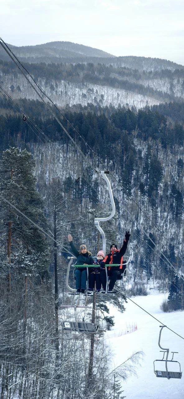 Евгений провел нам отличную экскурсию. Повезло с погодой. Очень познавательно, интересно. Сделали красивые фото. Спасибо огромное 👍