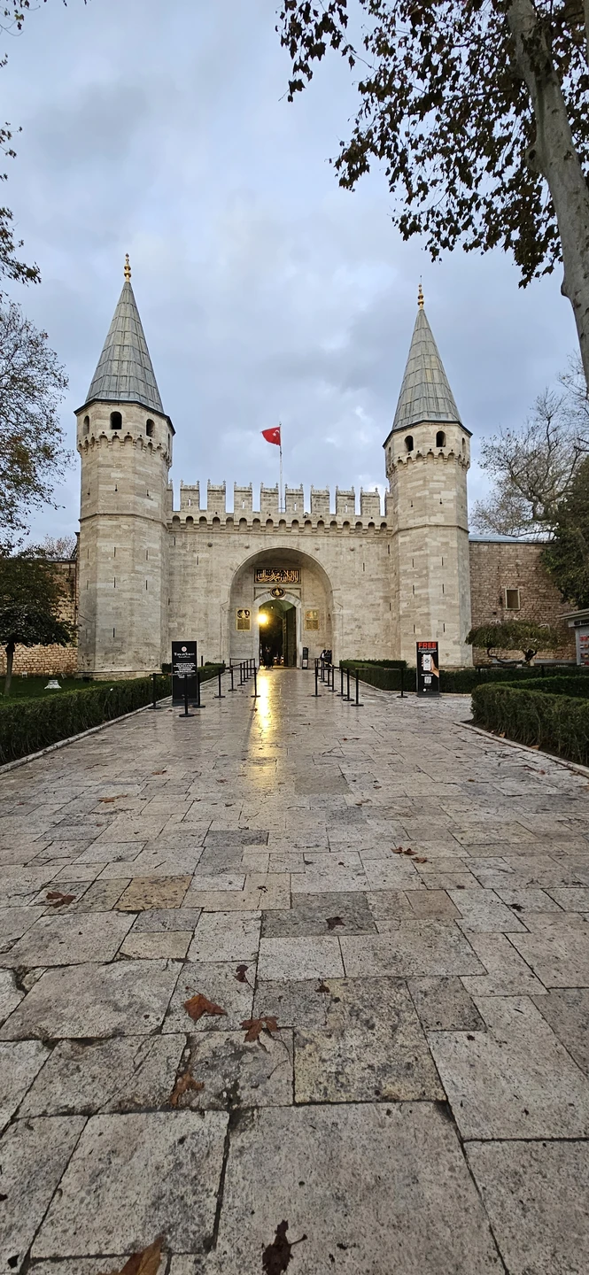 Мы сегодня были на экскурсии с замечательным гидом Рашидом! Он смог создать настолько непринужденную обстановку, что