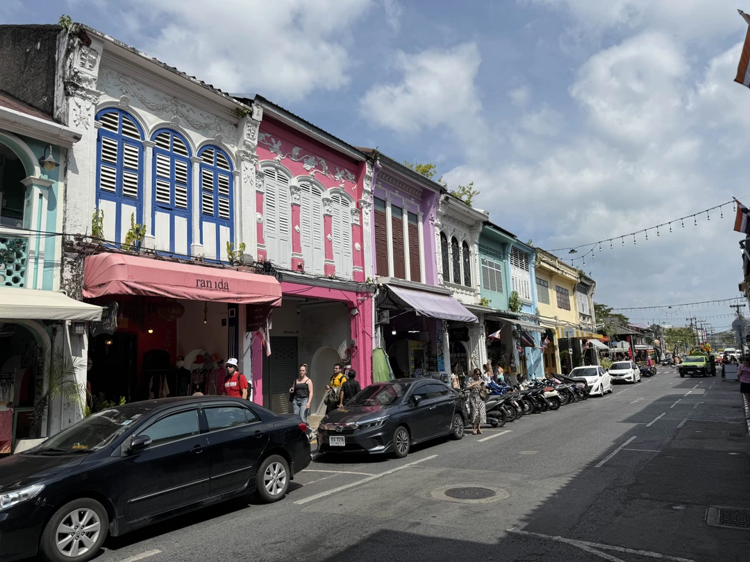 Брали экскурсию по Буддийским храмам. Посетили не только храмы, но еще и старый город, выпустили рыб