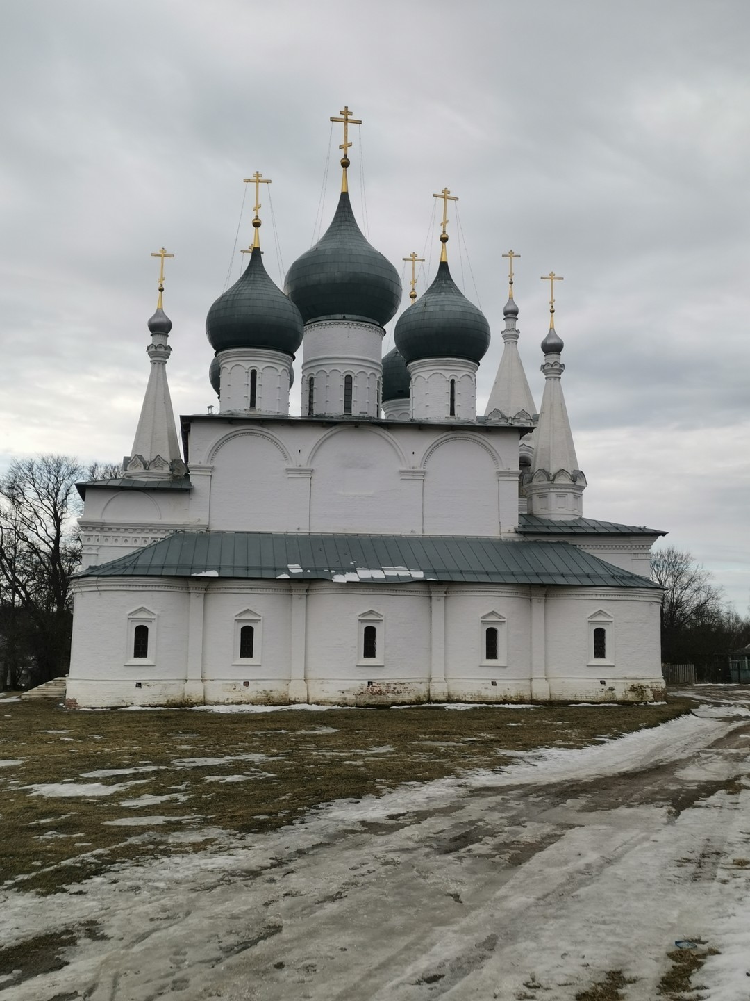 У нас гидом был Илья. Экскурсия была интересной, познавательной. Очень много нового узнали. Погода, увы, не