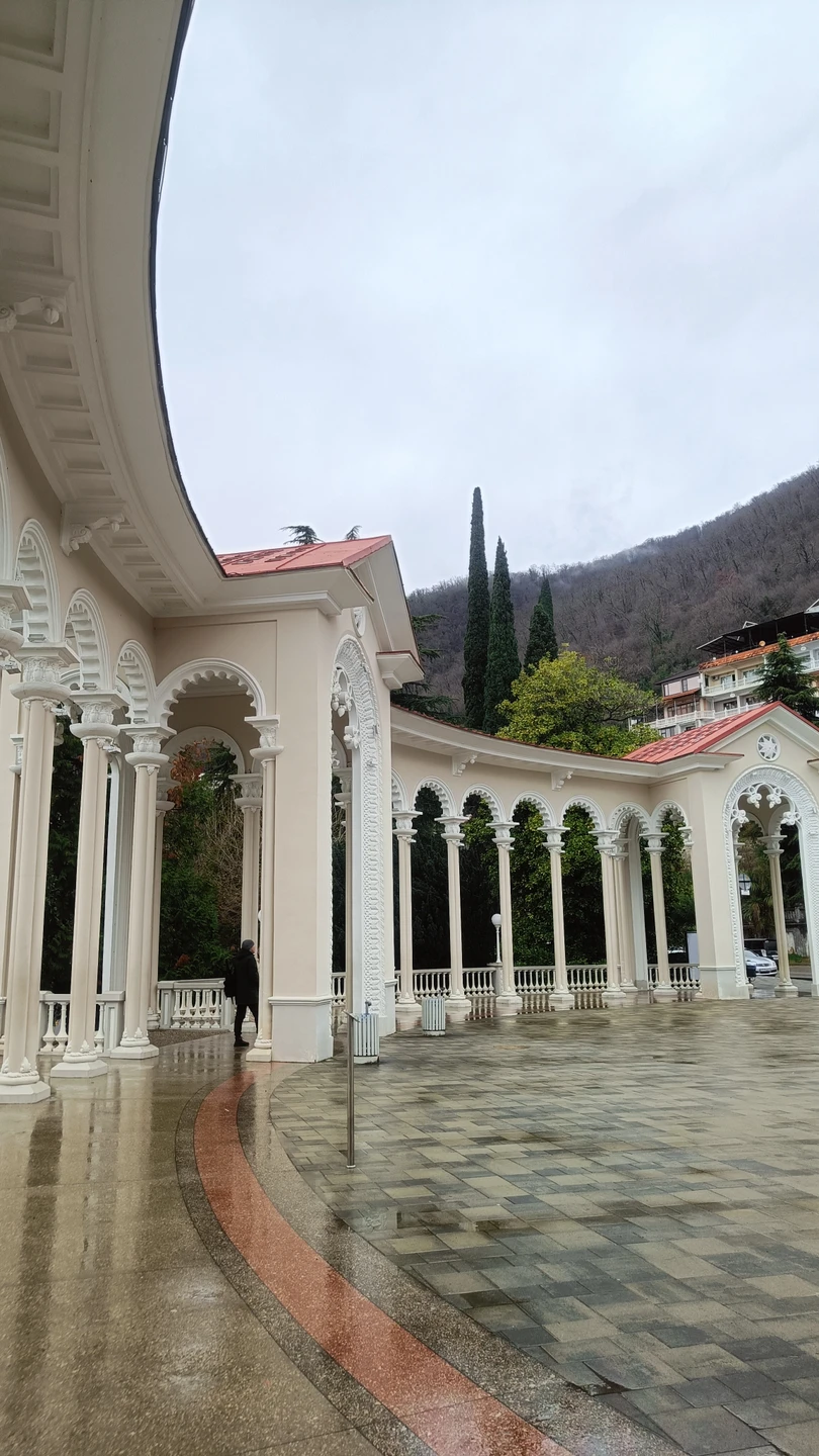 Нам очень повезло с гидом. Петрос воспитанный, внимательный, вежливый гид, рассказывал много интересных фактов, водит машину