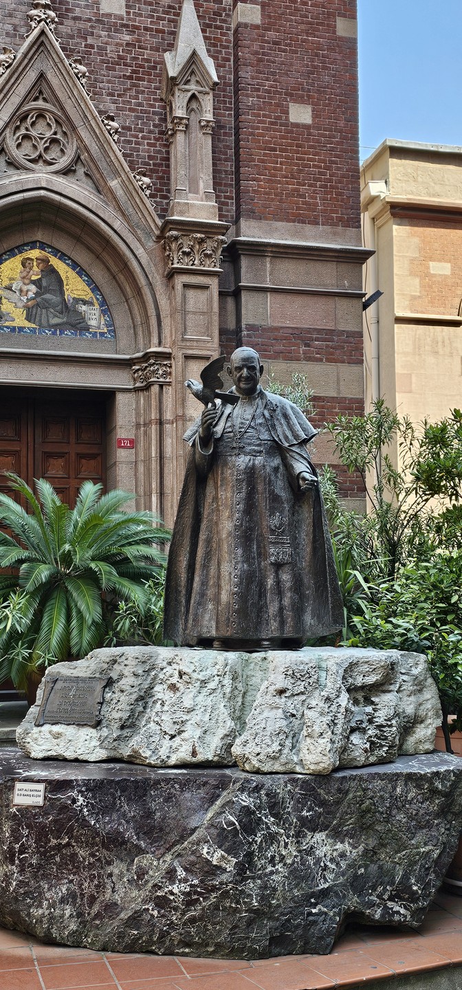 Друзья, сегодня с семьёй побывали в сказочном Стамбуле, который показал нам Кемаль. Получили незабываемые впечатления от