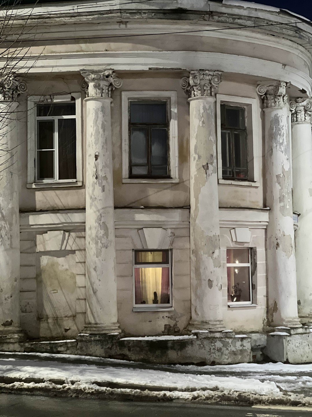 Петр,реально интересный рассказчик. Четкая и хорошо поставленная речь. Совместить были и реальность,это очень необычно