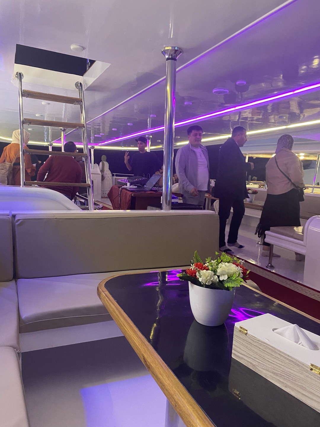 Нам с женой понравилось. Мы немного не ожидали, что будет формат вечеринки(хотели романтический вечер устроить), но