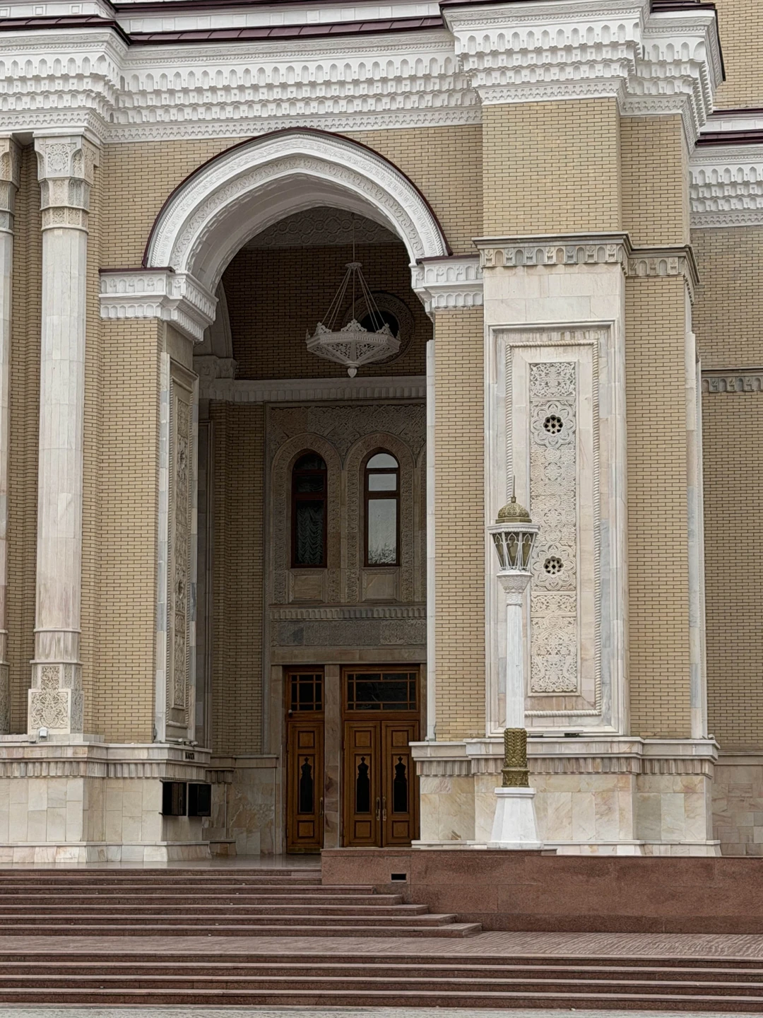 Посетили Ташкент в прекрасное время года -в ноябре, нашим гидом был Абдулла. Отличный рассказчик, прекрасное знание