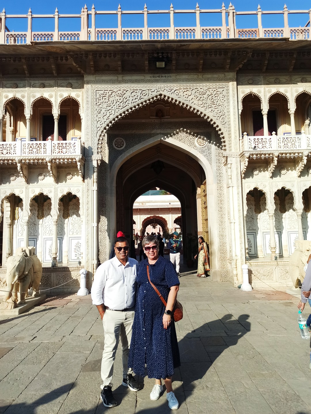 Благодарю Маниша за знакомство с Джайпуром. Встретил в отеле. Экскурсия прошла в дружеском формате. Гид проводит