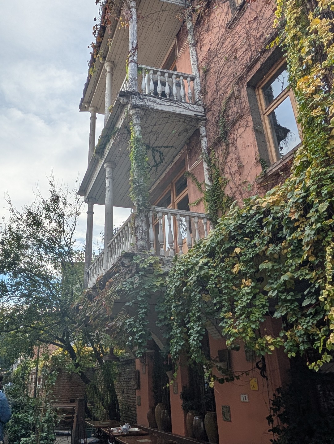 Информации много, очень интересно, прошли по классным местам. Вина напробовались вдоволь, действительно вкусное, не похожее на то, что в Москве