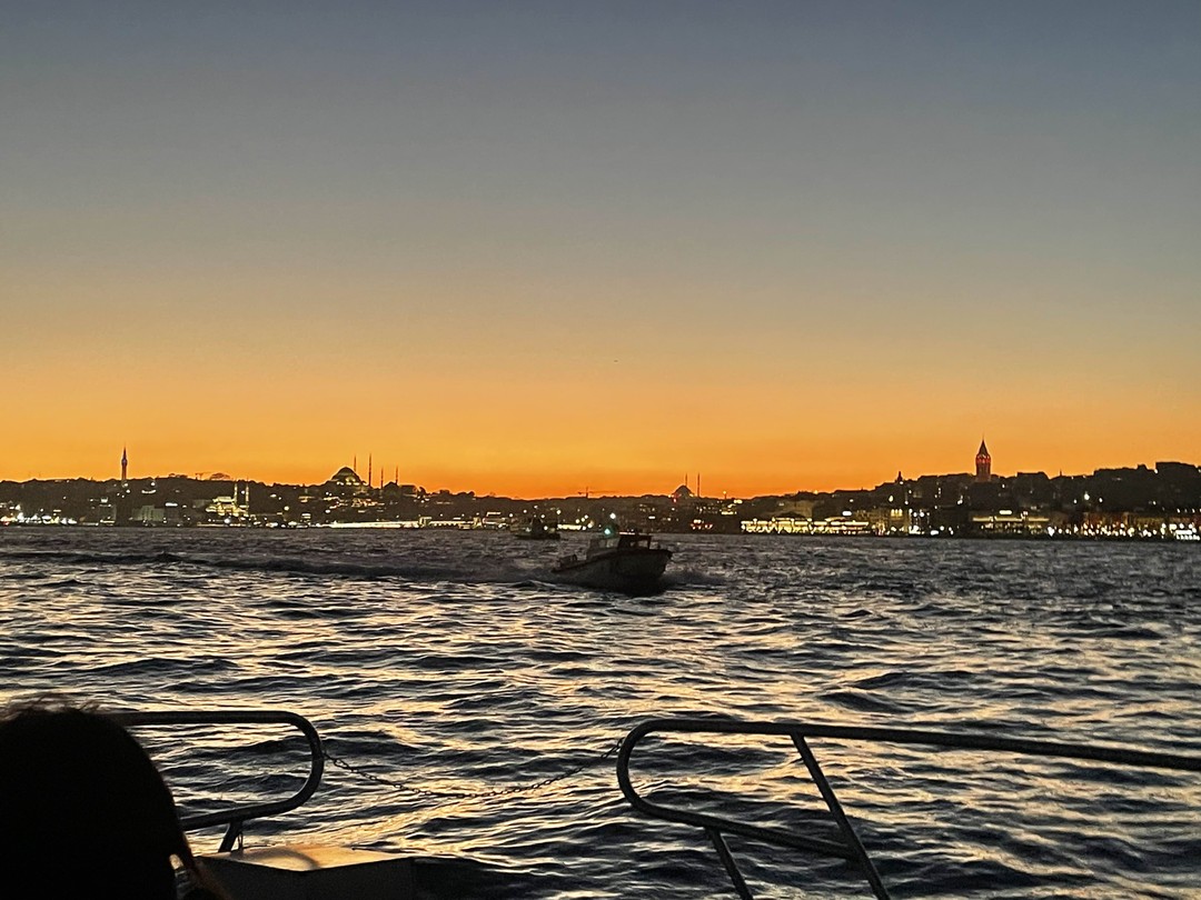 Групповая прогулка на яхте по Босфору днём или на закате (Елена)