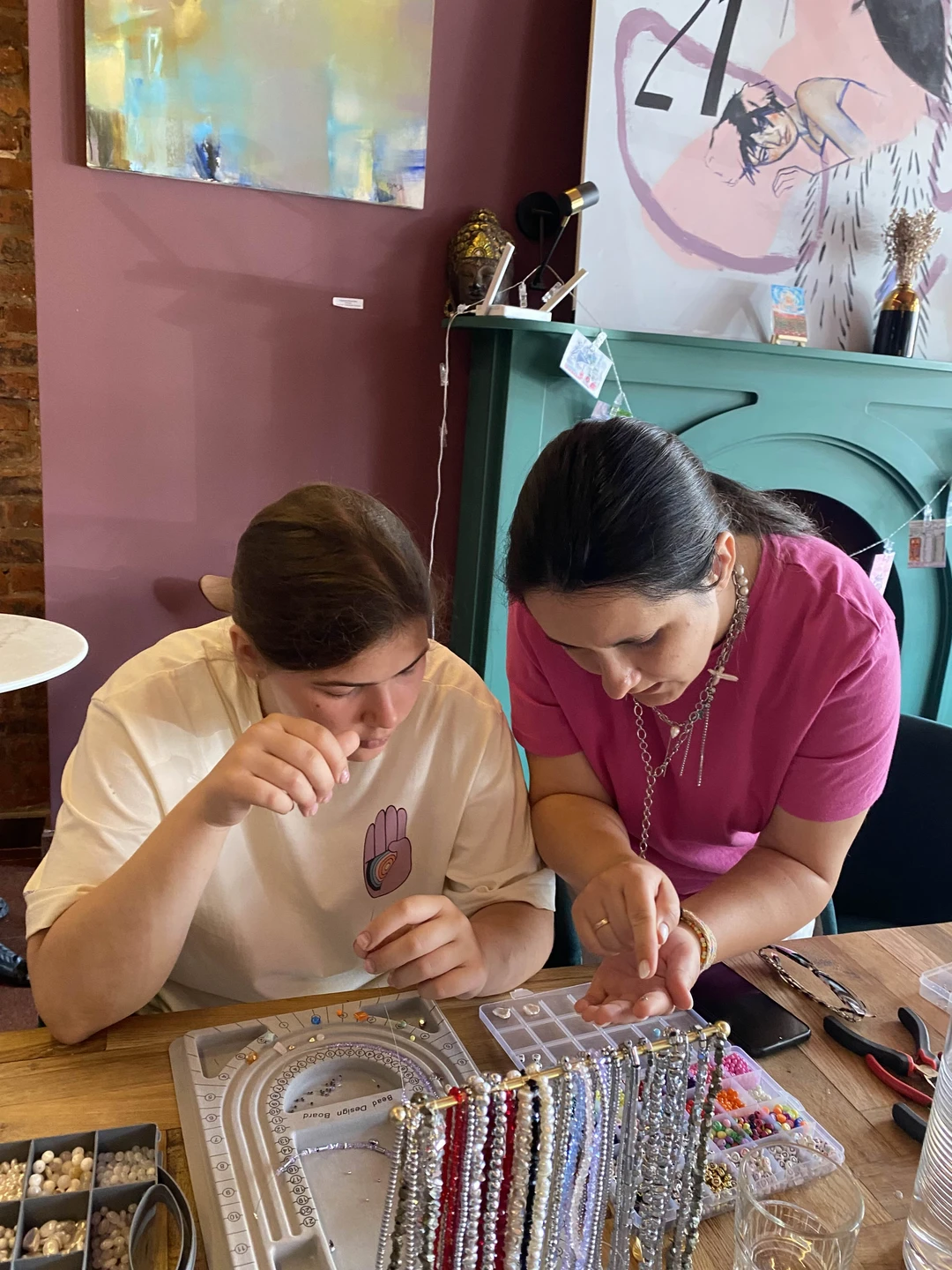 Были на мастер классе с дочкой 16 лет. Обе в восторге! Анна, моментально заинтересовала нас процессом