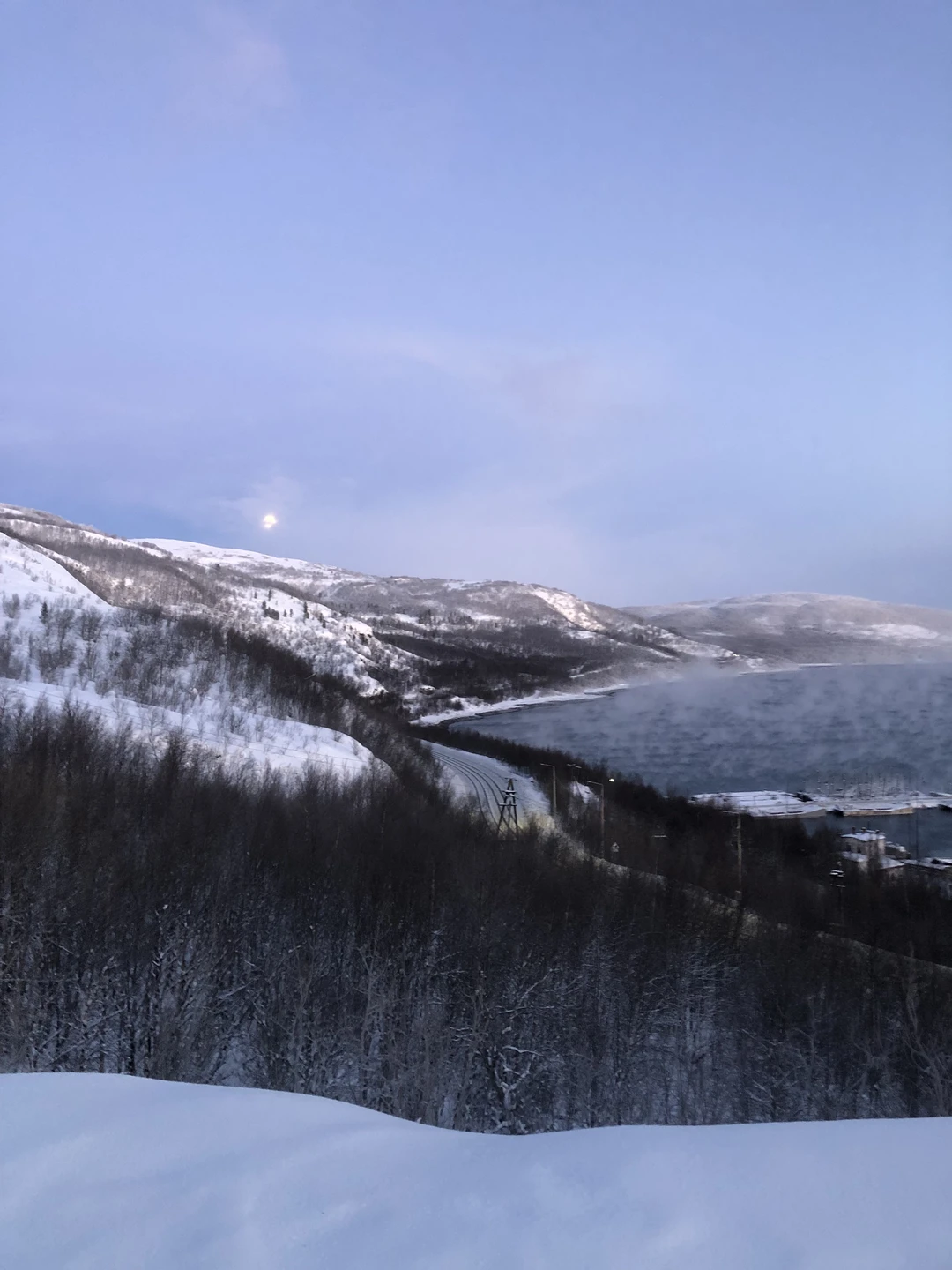 Одна из лучших индивидуальных экскурсий, на которых были. Предоставили оборудование для комфортного подъема по снегу, напоили