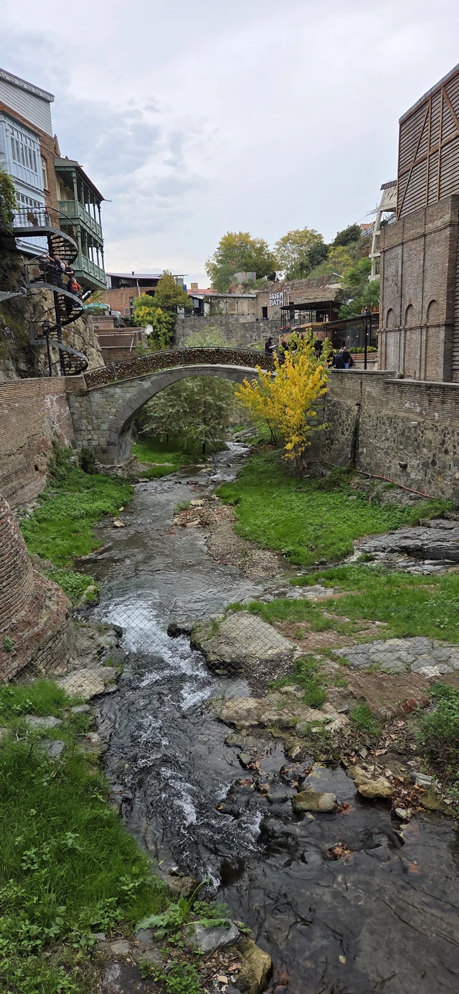 Нам очень понравилась экскурсия, гид Гарри очень много и интересно рассказывал, локации интересные, угощали вином, буду советовать друзьям!
