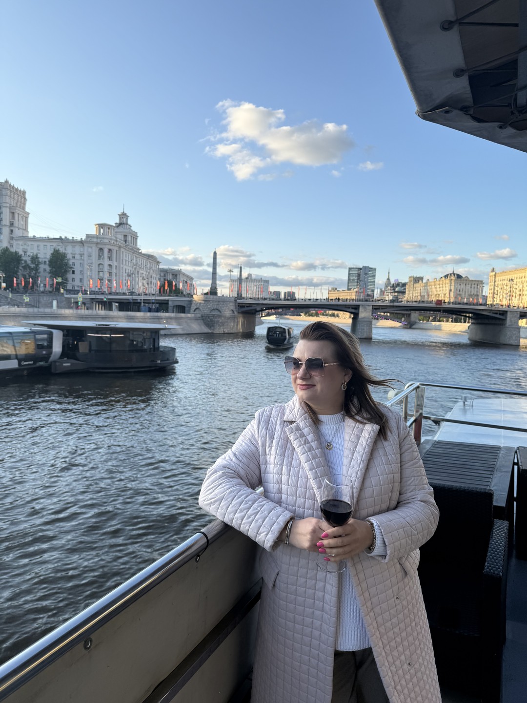 Очень понравился маршрут! Проходит через основаные достопримечательности Москвы. Есть открытая и закрытая палубы. Можно как заранее