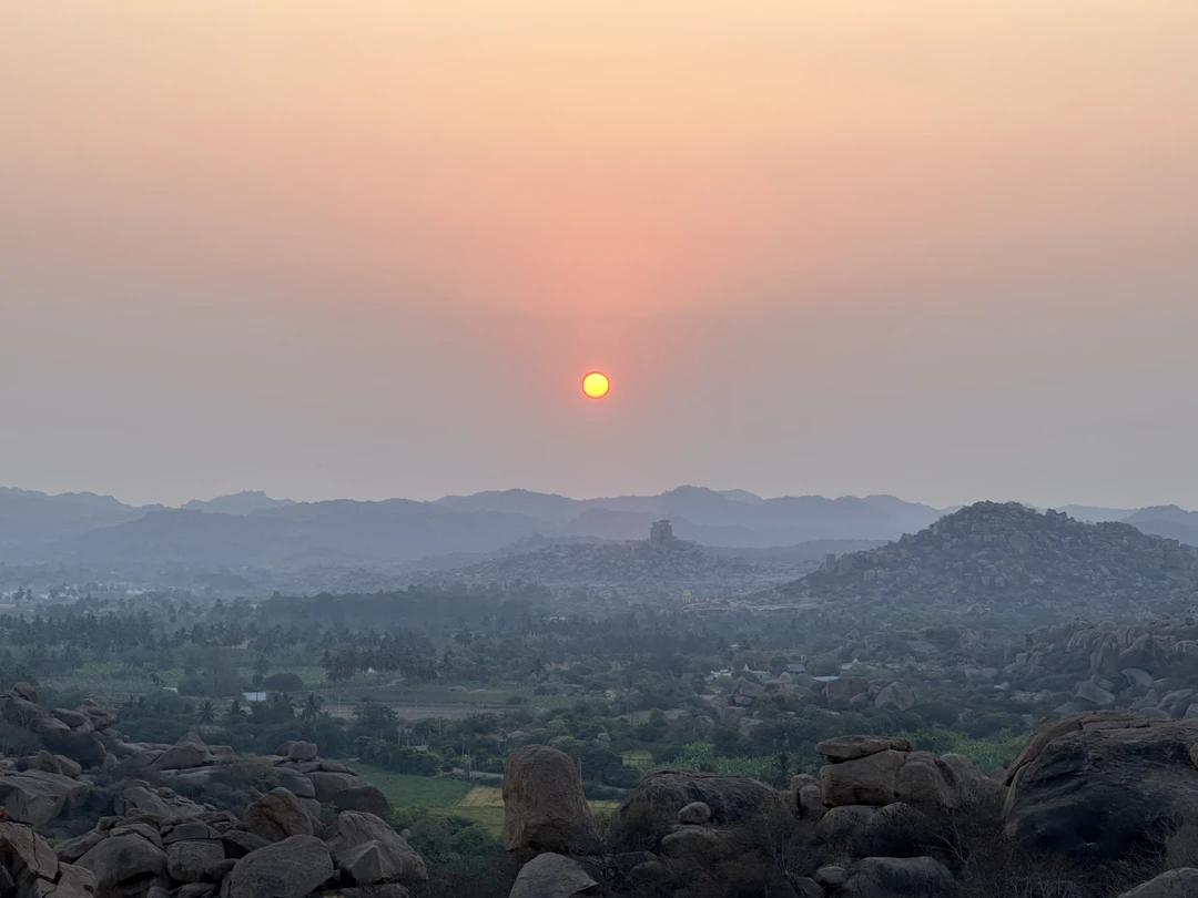 Экскурсия в Хампи оказалась незабываемым опытом, полным открытий и впечатлений! Это место поражает своей красотой и