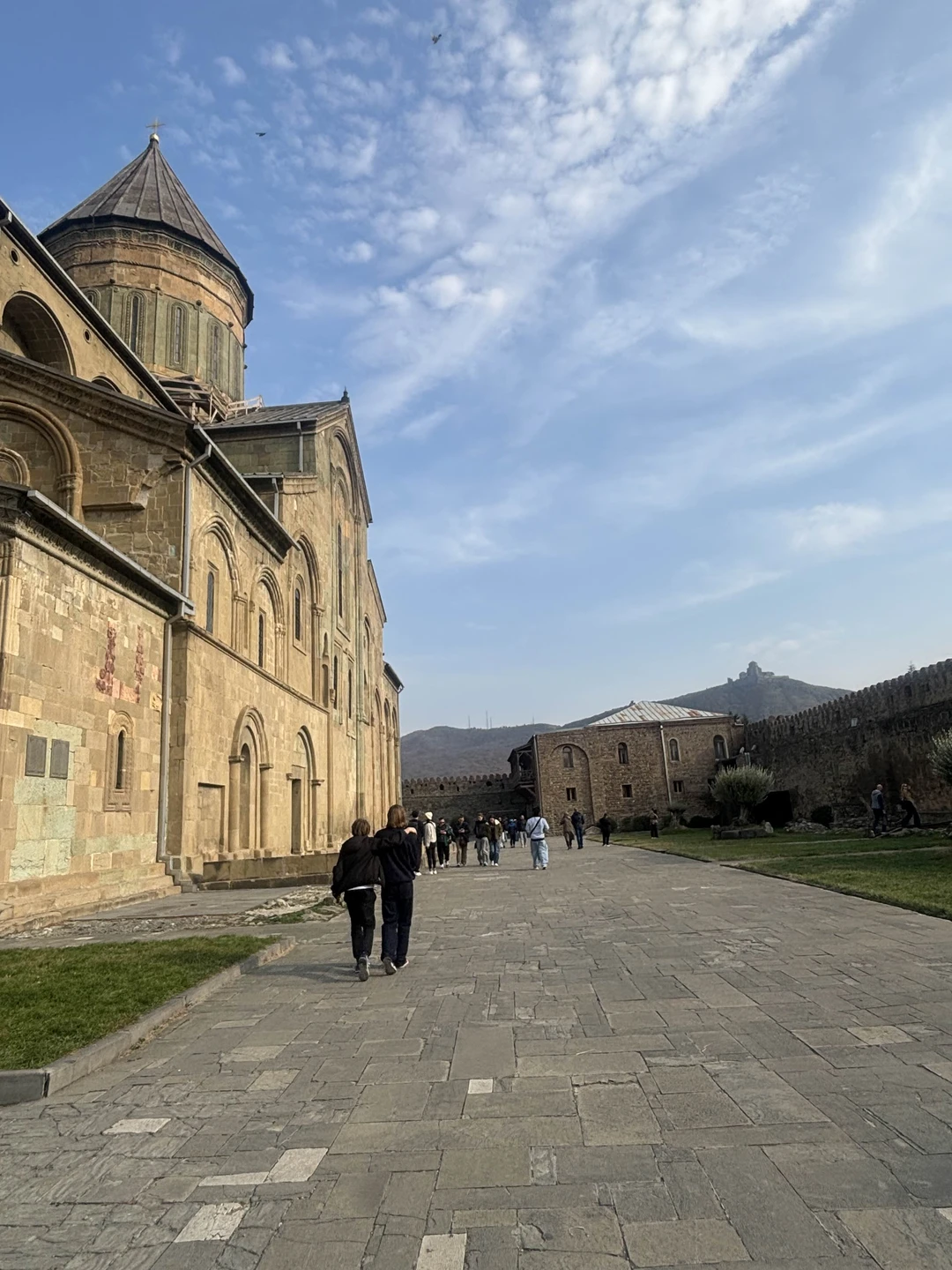 Места живописные, экскурсия интересная, но достаточно специфическая - очень много религиозной информации