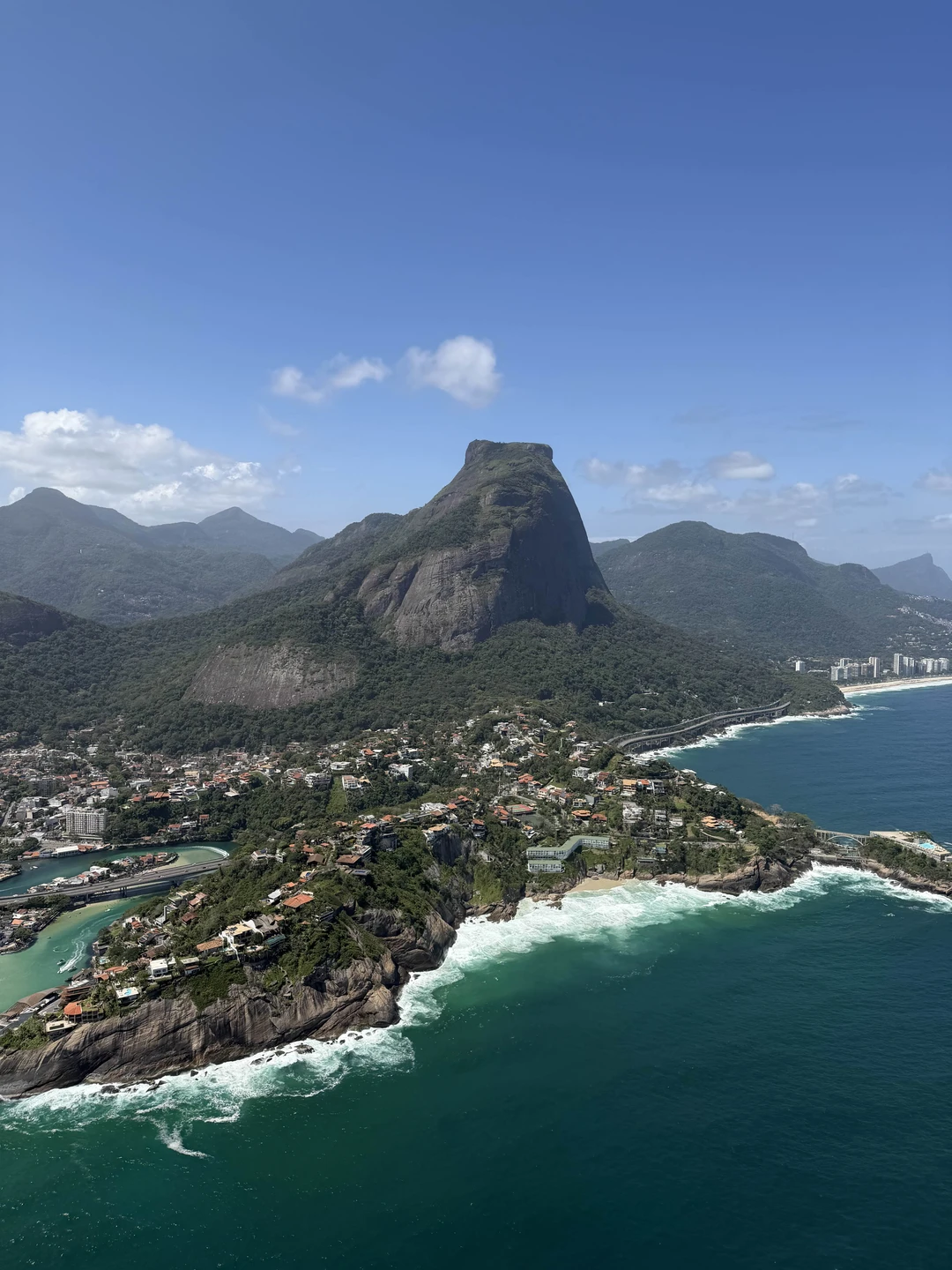 Нашим путеводителем по Рио была Оксана, приятная сеньорита, вхожая в фавелу Санта Марта и отлично ориентирующаяся