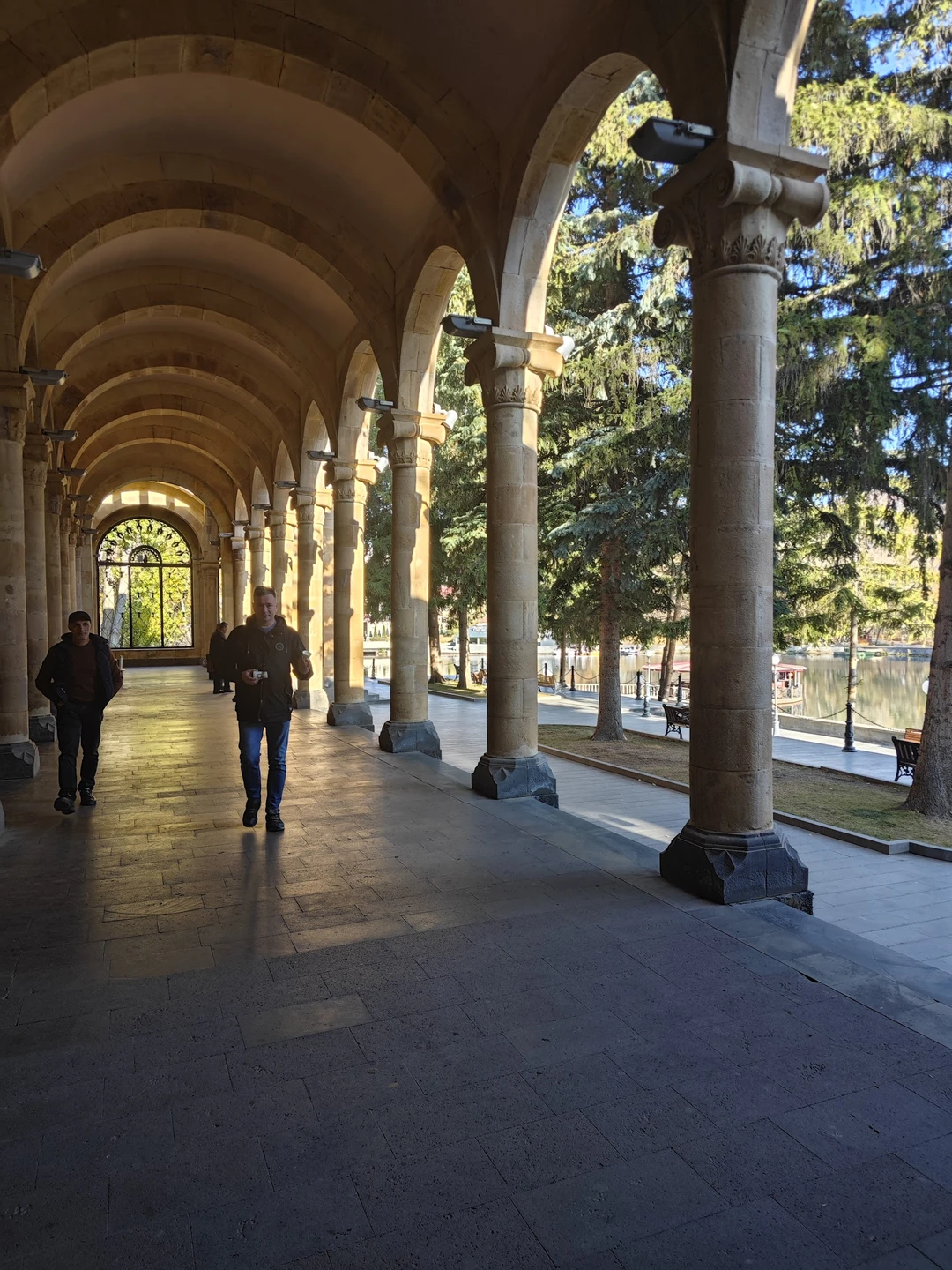 Здравствуйте! Неспешное путешествие с профессиональным гидом Артуром по югу Армении. Экскурсия включала много исторических событий, личностей