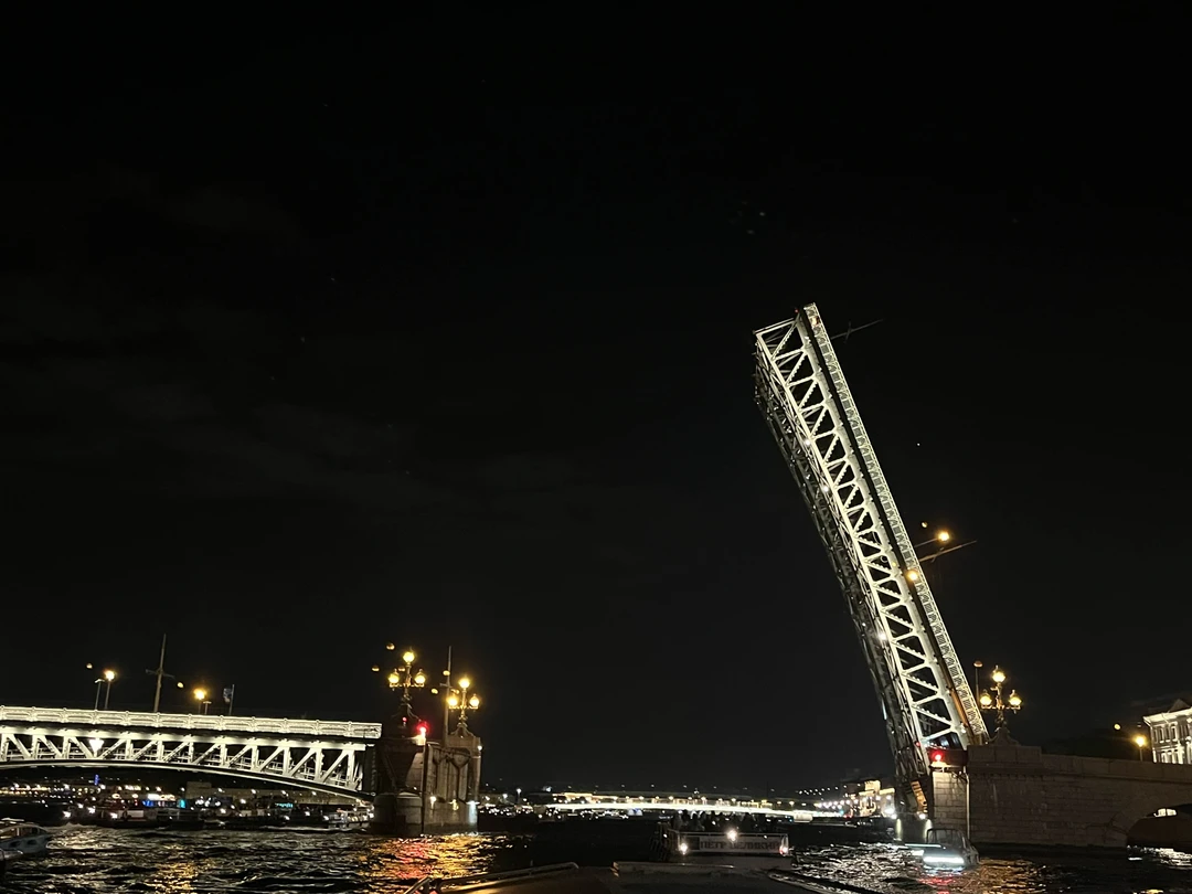 Переживали,что будет прохладно,тк на экскурсии были 4 октября,но напрасно. Катер заменили на комфортабельный теплоход. Во время