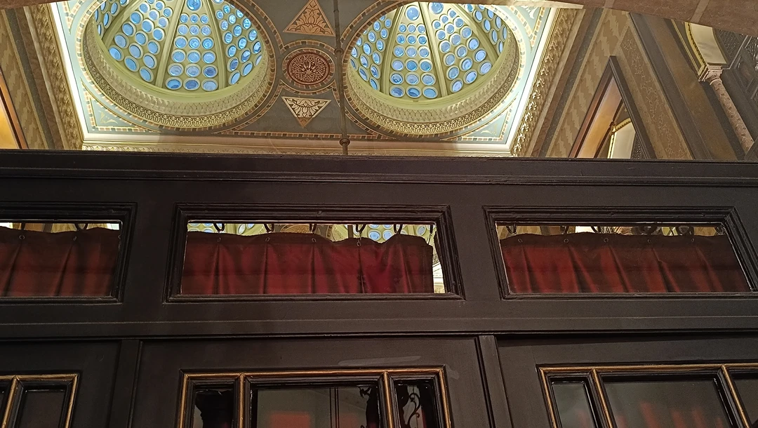 Была прекрасная экскурсия Стамбул: город воспоминаний. Что поражает в Стамбуле: вот центральная улица, толпы туристов, свернул