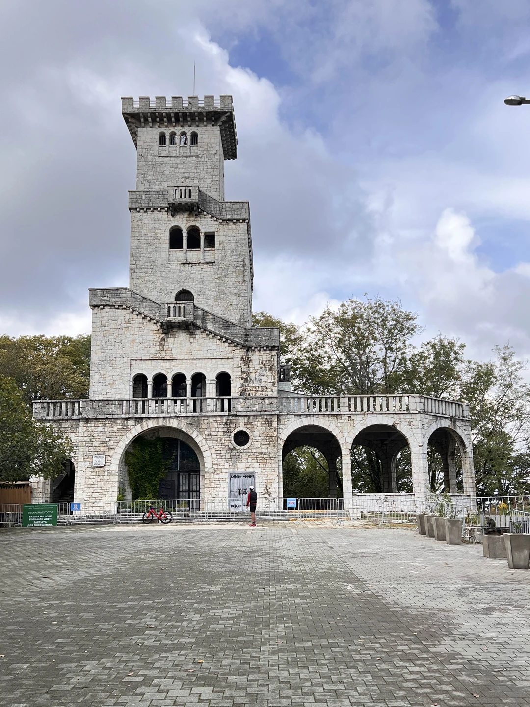 Нашим гидом была Марина. Очень приятно было слушать ее, интересный рассказчик, приятный голос. Понравился маршрут, да