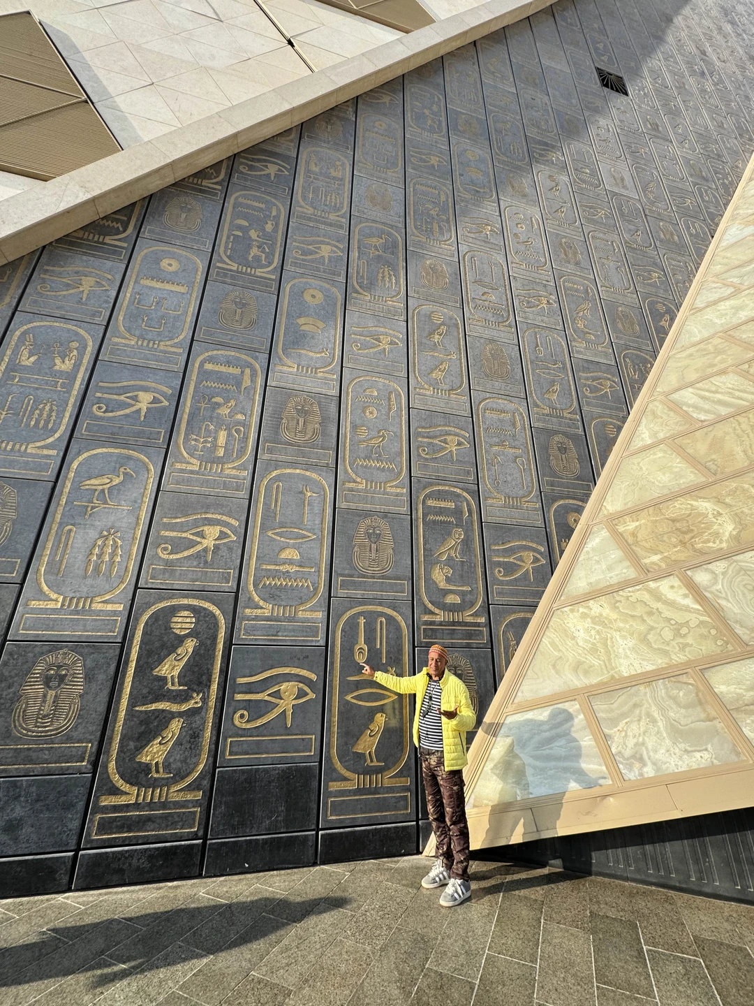 Ахмед просто великолепный гид и человек! О всех деталях договорились заранее, в переписке. Встретил в аэропорту