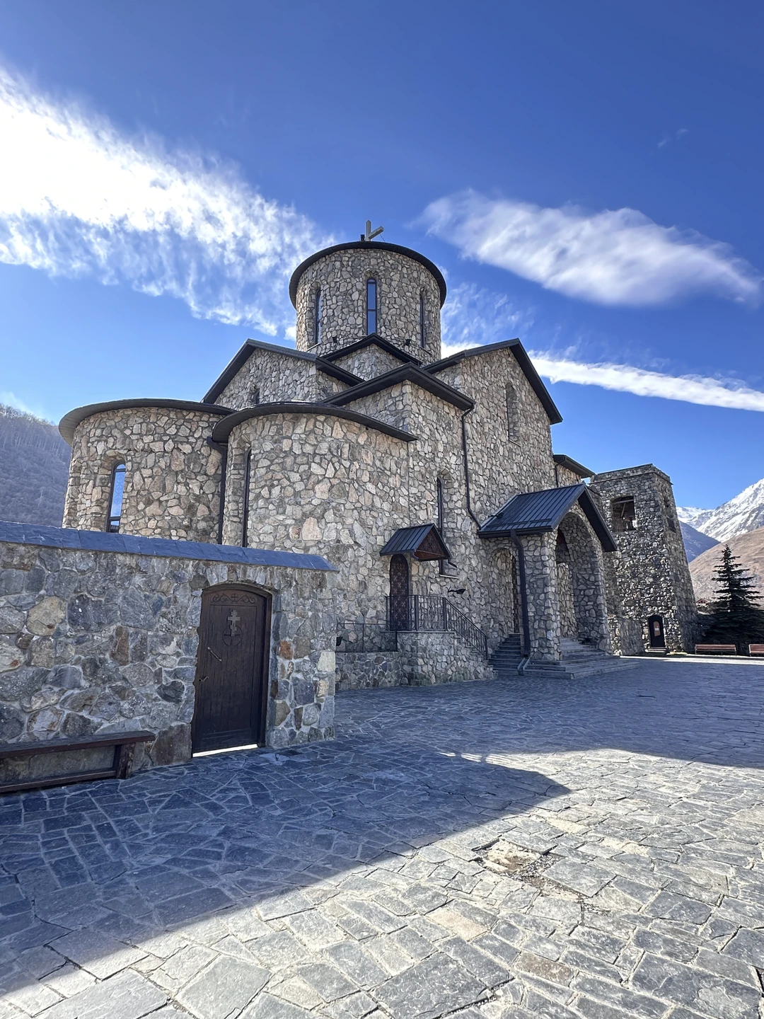 Маршрут продуман до мелочей: потрясающие горные пейзажи, древние башенные комплексы, ущелья и смотровые площадки, от которых