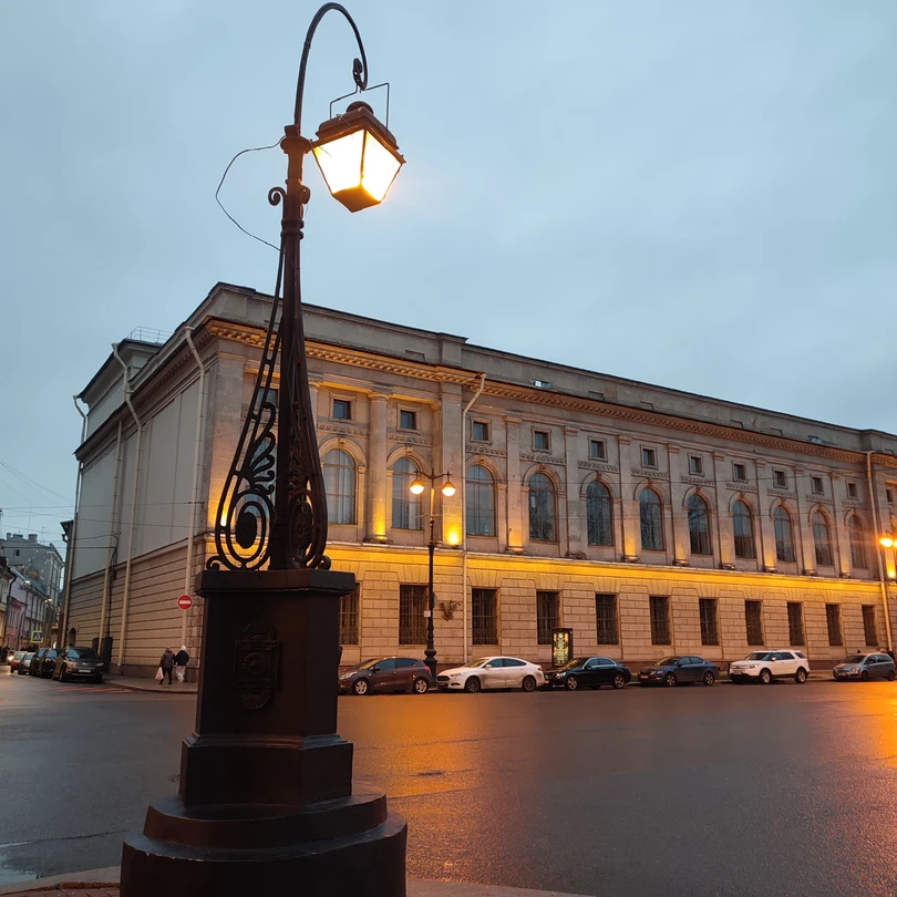 Прогулка по Санкт-Петербургу всегда полна впечатлений, а с грамотным рассказчиком это ещё приятнее. Спасибо организаторам и
