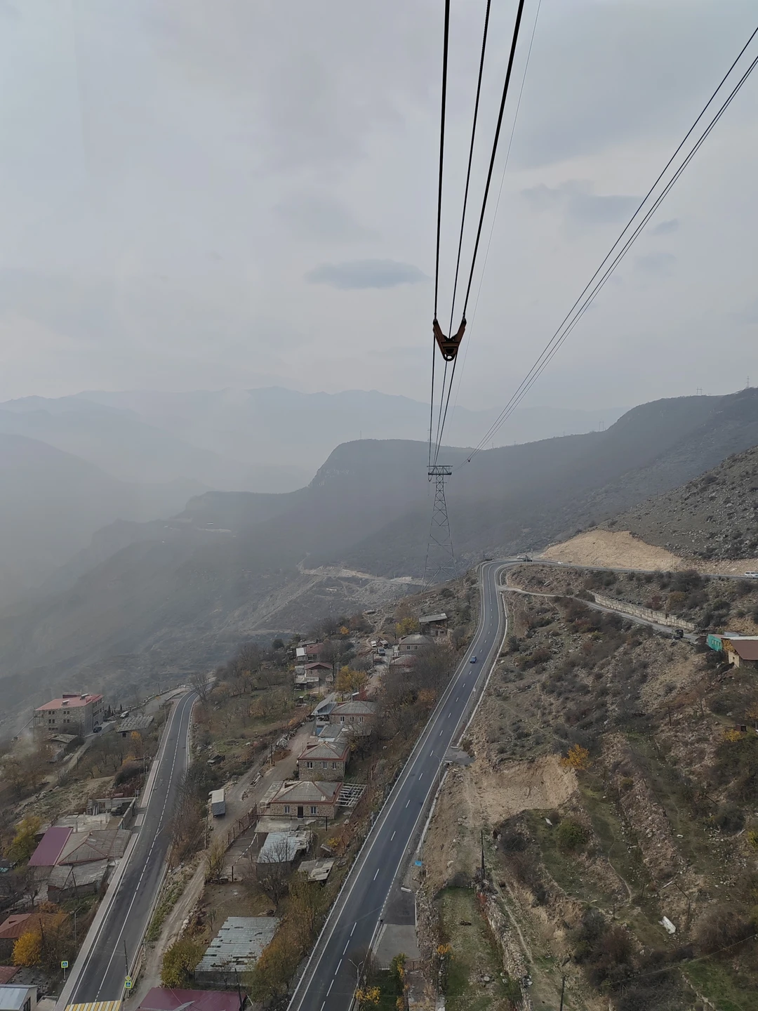 Утомляет лишь дорога. В ноябре "закрыли" водопад, нам повезло увидеть его остатки, но тоже было красиво. В целом, очень интересная экскурсия