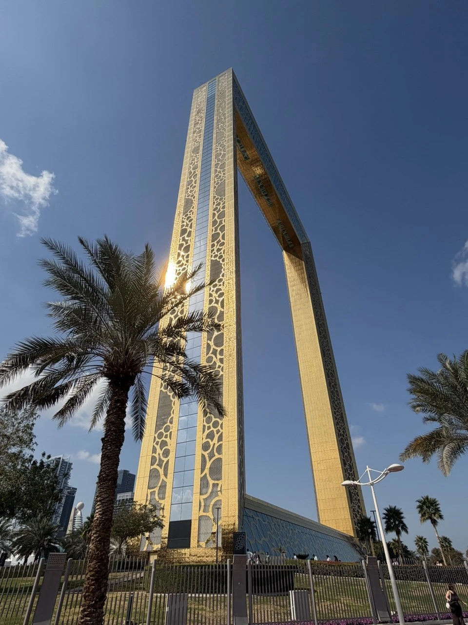 Шахзод провел интересную экскурсию, с ним очень комфортно, как с лучшим другом. Интересный собеседник, много нового