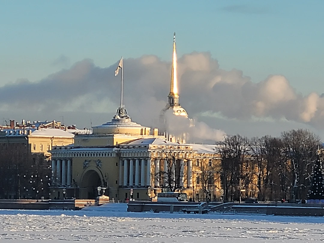 Экскурсия была прекрасна! Солнечный, морозный, новогодний Петербург! Утро 1 января, все ещё спят. Нас это так