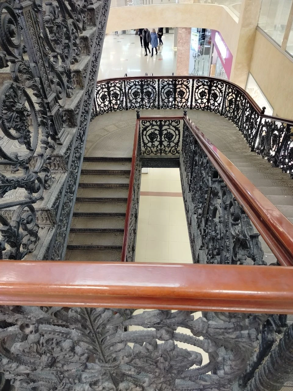 Чудесная экскурсия для тех кто хочет почувствовать город и его историю через архитектуру. Денис выделил самые