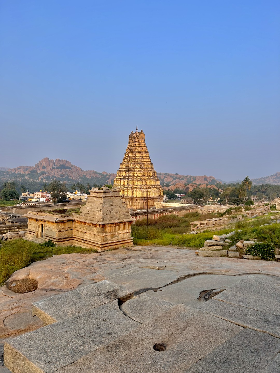 Насыщенная, интересная экскурсия. За 2 дня посетили все ключевые локации Хампи. Отличная идея организаторов смотреть храмы