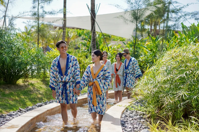 Горячие источники Бинь Чау и буддийские святыни на горе Таку