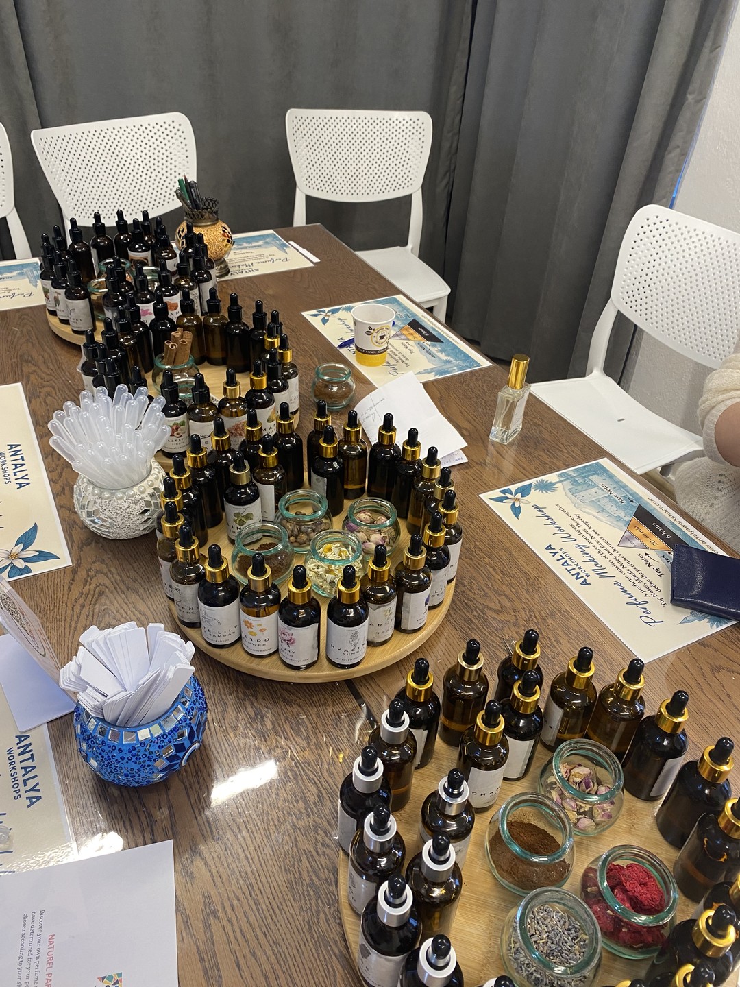 Очень приятная девушка-ведущая, всё подробно рассказала на английском, было приятно общаться. Вторая девушка нам тоже помогала