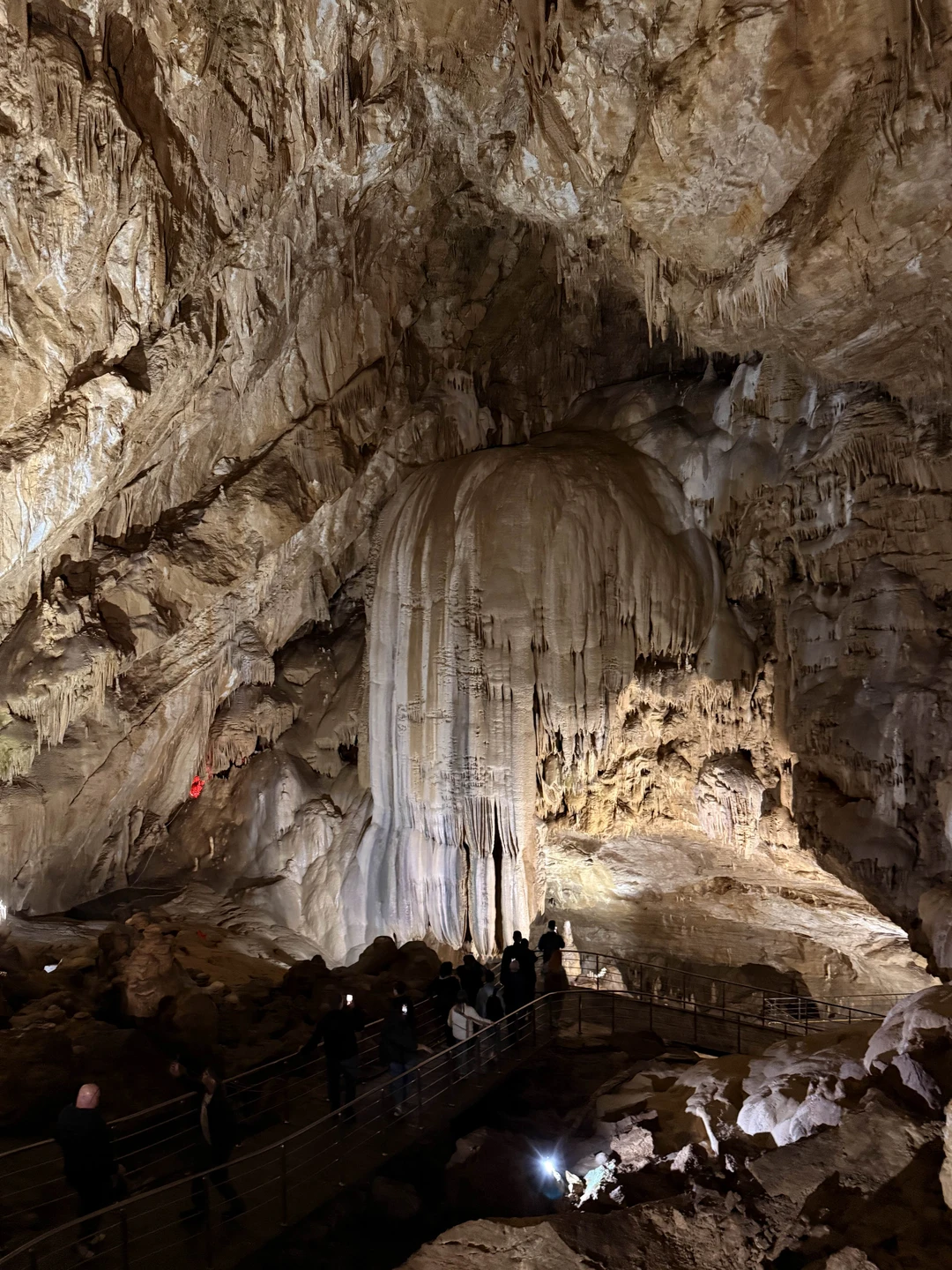 Экскурсовод- приятная девушка. Рассказывает и показывает. Пещера завораживает. Виды прекрасные. В целом все понравилось. Дегустация вина, сыра
