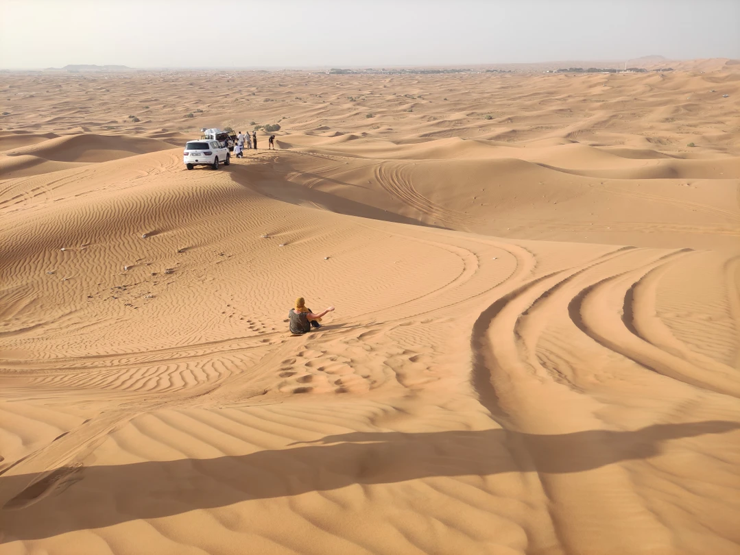 Это было очень крутое путешествие по пустыне. Мы катались сами и потом нас гид катал по пустыне. Он настоящий ас, мы были в восторге