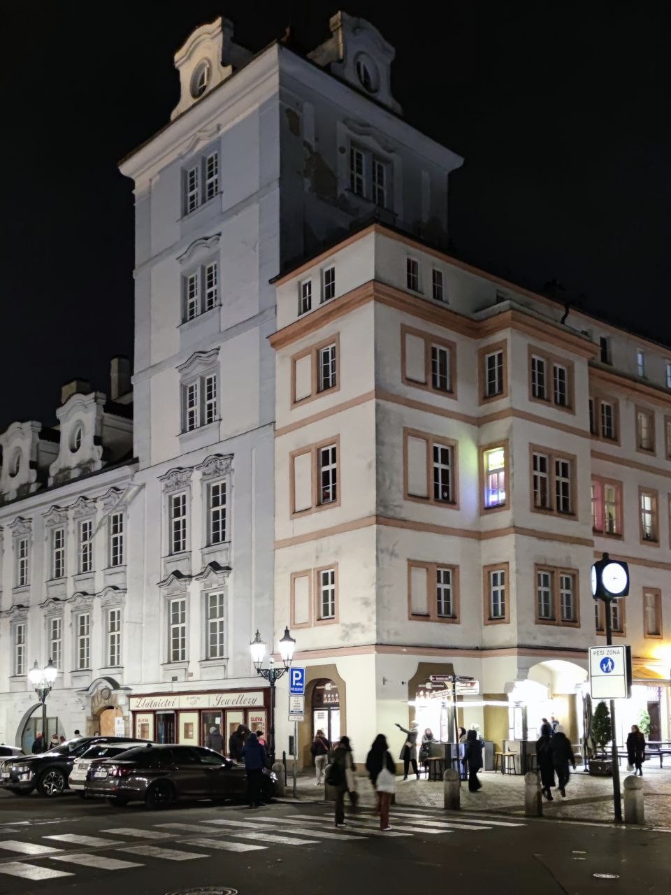 Я гуманитарий, давно живущий в Европе и давно преподающий в университете. Недавно у меня наметилась небольшая