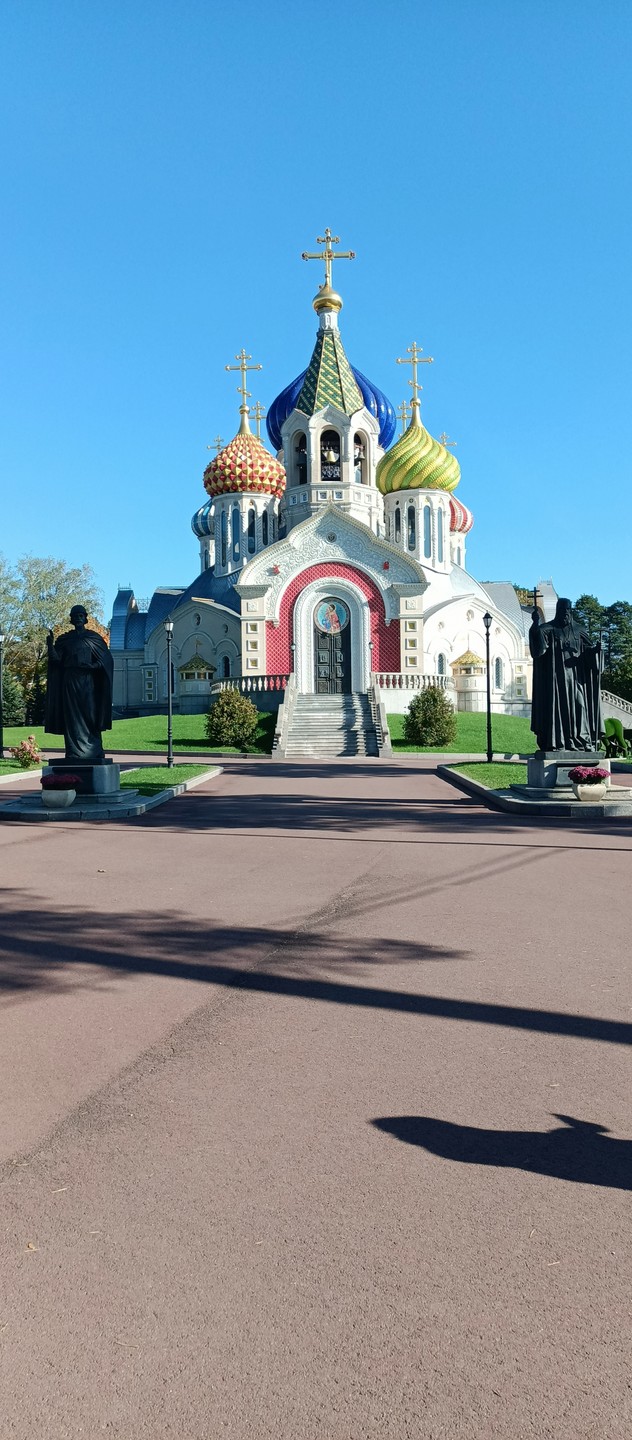 Экскурсия интересная,познавательная. Нам очень повезло с погодой и прогулка по Переделкино была замечательной