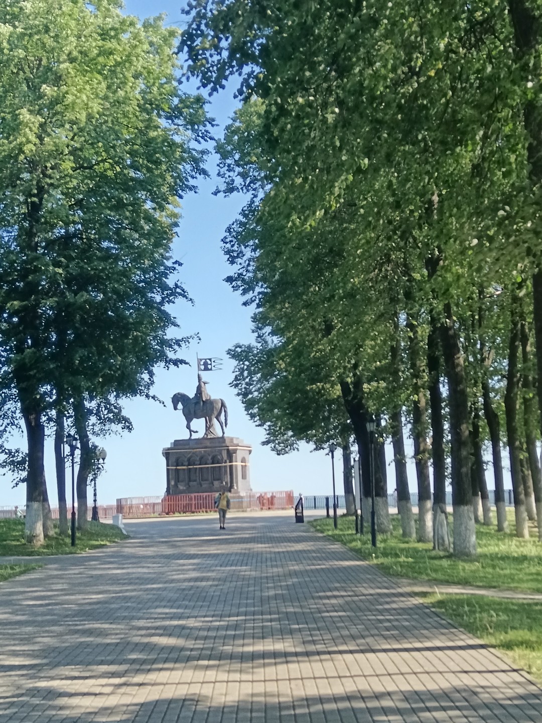 Николай провел очень занимательную, энергичную, информативную экскурсию. Учёл трудности с передвижением одного из участников. Программу скорректировал