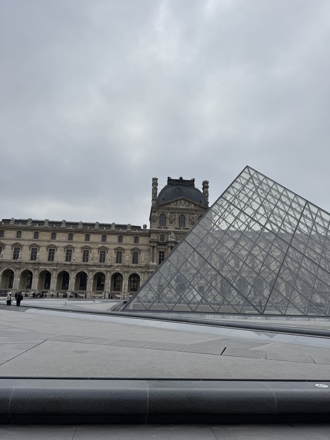 Александр влюблен в Париж, давно живет в Париже. Очень хорошо знает историю. Очень понятно рассказывает, не