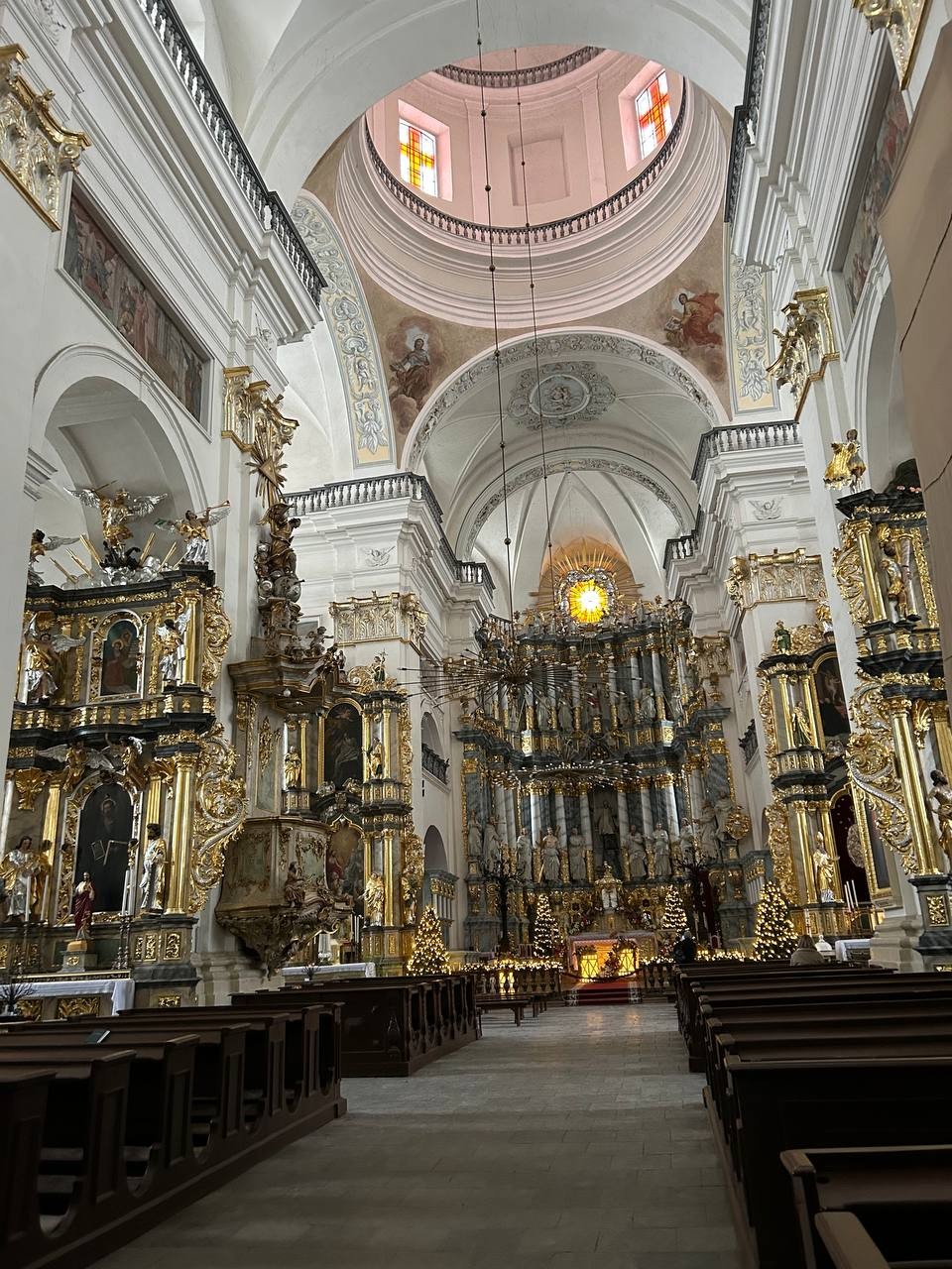 Абсолютно потрясающая экскурсия с гидом, который знает город вдоль и поперек. Причем знает его не только