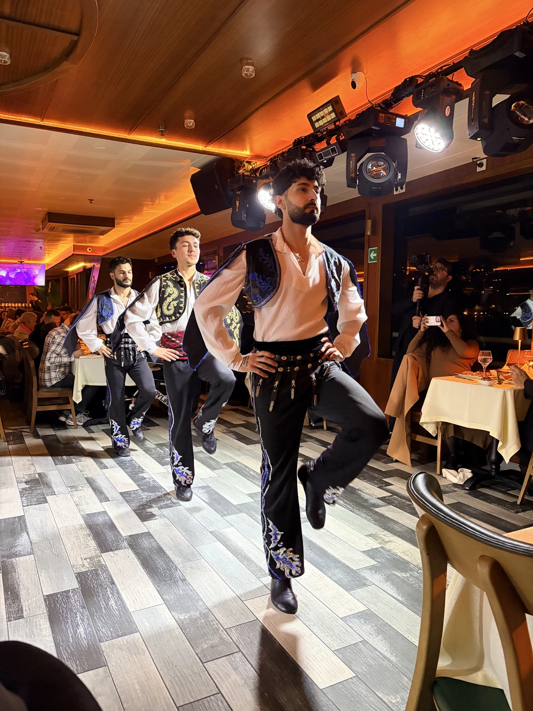 Если вы еще решаетесь на этот круиз,то решайтесь! Потрясающе провели время. Отлиное шоу,прекрасная организация мероприятия! Все,начиная