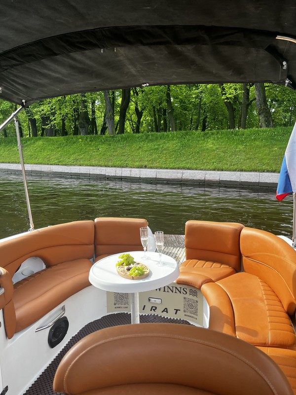 Петербург на воде: уютный пикник на катере
