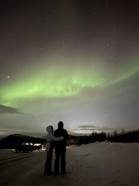 Удалось посмотреть сияние благодаря гиду Александру. Сначала приехали в неудачное место, но Александр сориентировался и нашел